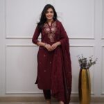 Luxury-Stylish-Purple-Ethnic-Suit-Set-for-Wome